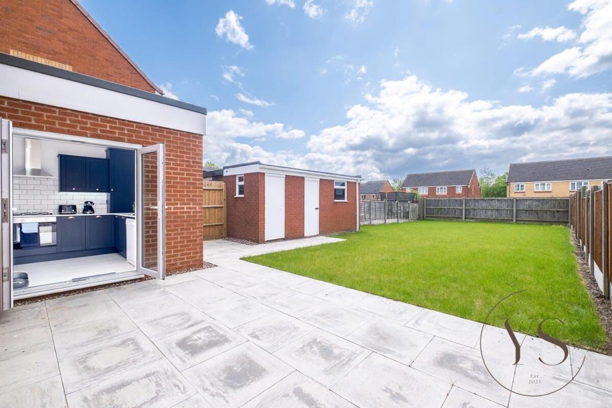 Stylish 3Br Home - Beautiful Garden - Parking West Bromwich Zewnętrze zdjęcie