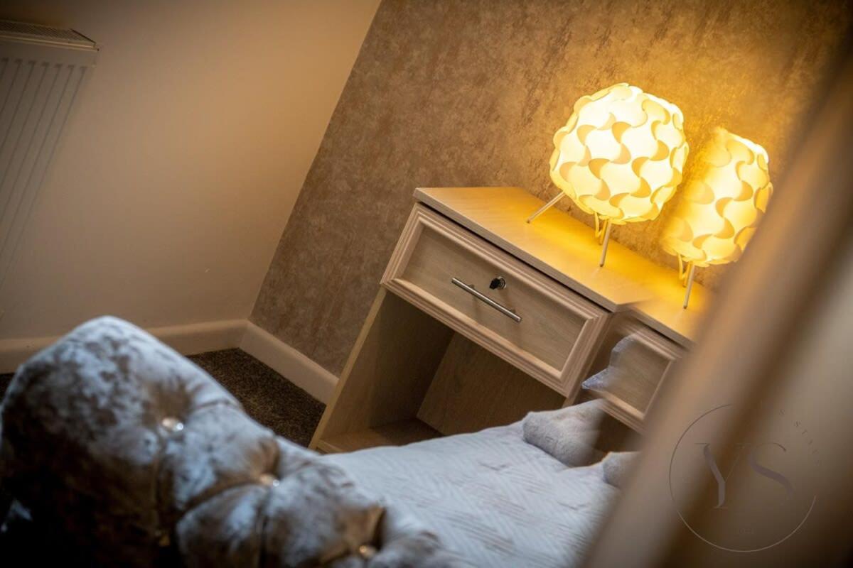 Stylish 3Br Home - Beautiful Garden - Parking West Bromwich Zewnętrze zdjęcie
